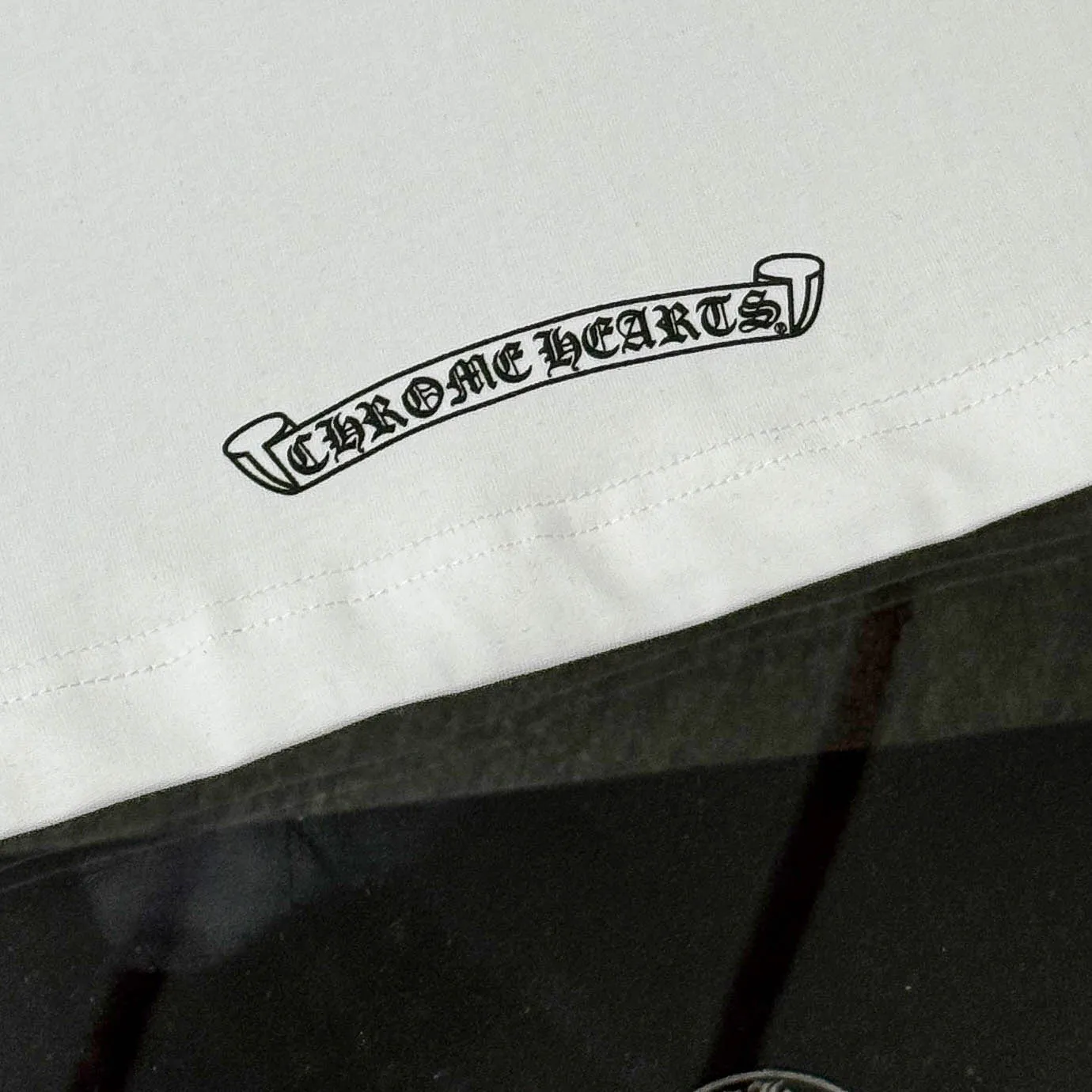 P170 Chrome Hearts Chrome Hearts 25 high-end versions. The fabric is made of 300 grams of high-density pure cotton. It does not deform or shrink. It has three labels. It is the same style for men and women. Technology: Digital printing. Color: White. Black. SIZE: S-XL.